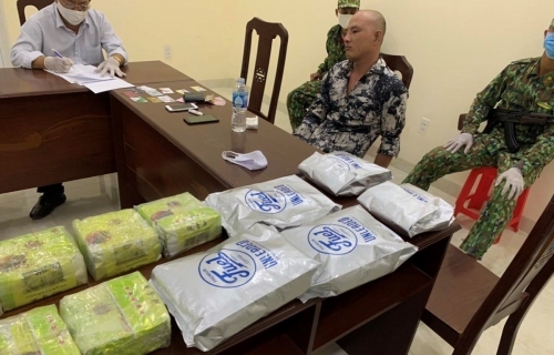Bắt giữ đối tượng vận chuyển 20kg ma túy cùng nhiều vũ khí