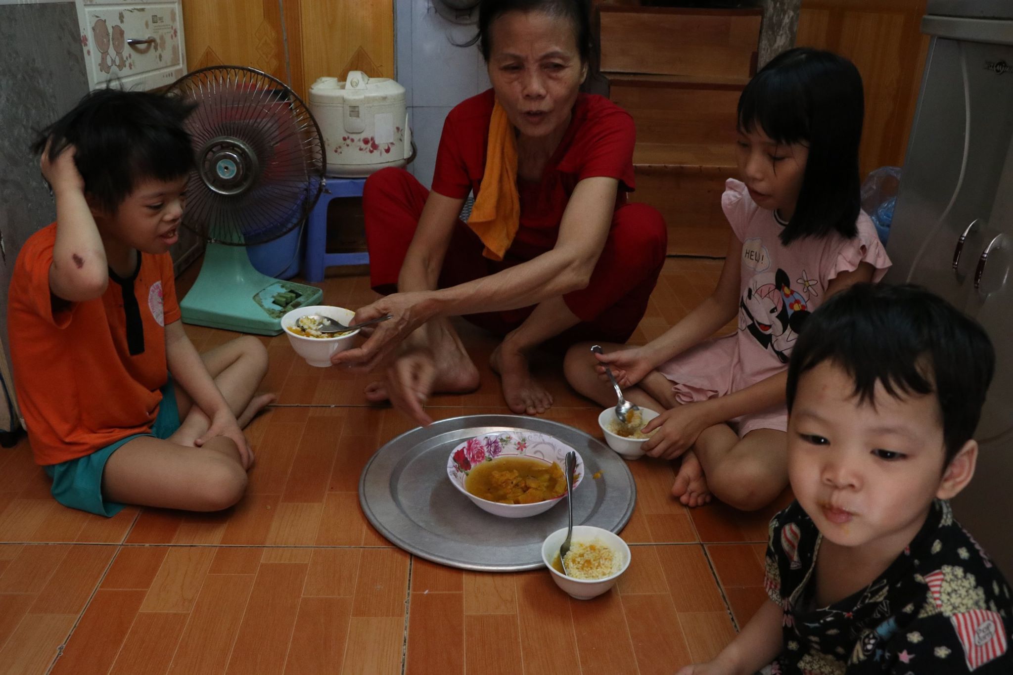 Bữa cơm đạm bạc của 4 con người bất hạnh.