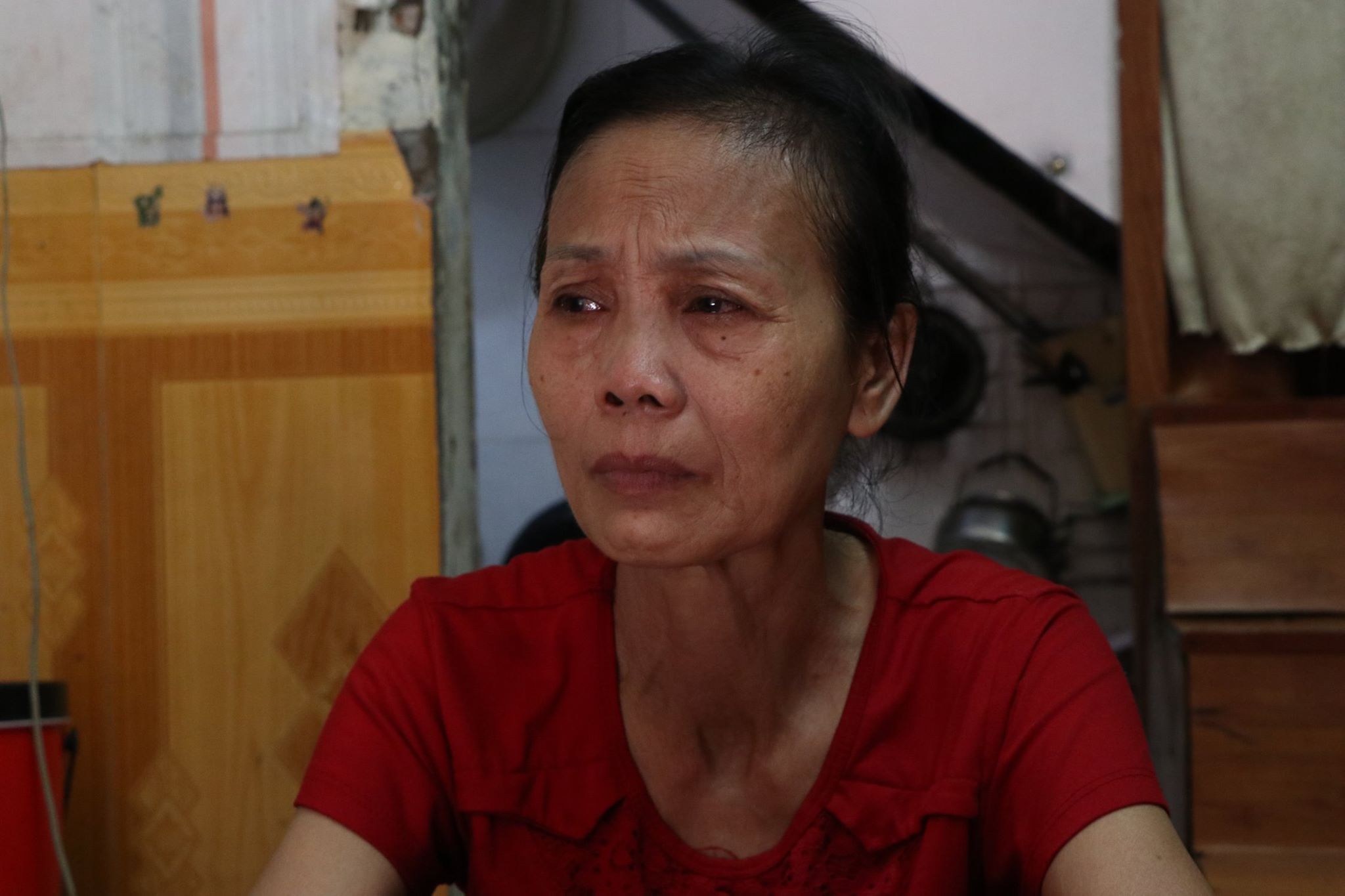 Nhắc đến tương lai của c&aacute;c ch&aacute;u, chắt b&agrave; Ly kh&ocirc;ng cầm được nước mắt.