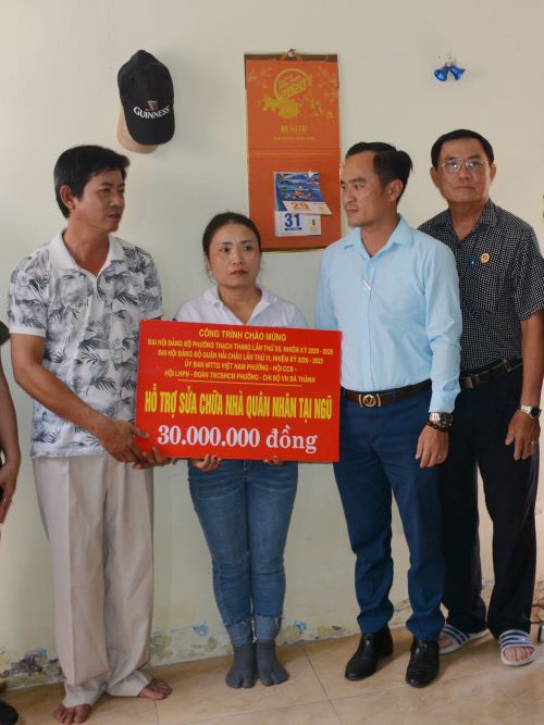 Hỗ trợ sửa chữa nhà cho quân nhân tại ngũ     