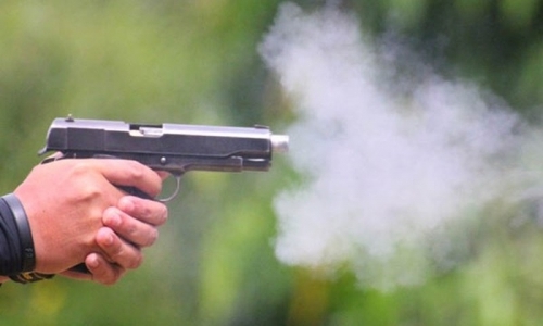 Mâu thuẫn, nam 9X nổ súng vào đối thủ ngay tại bến xe