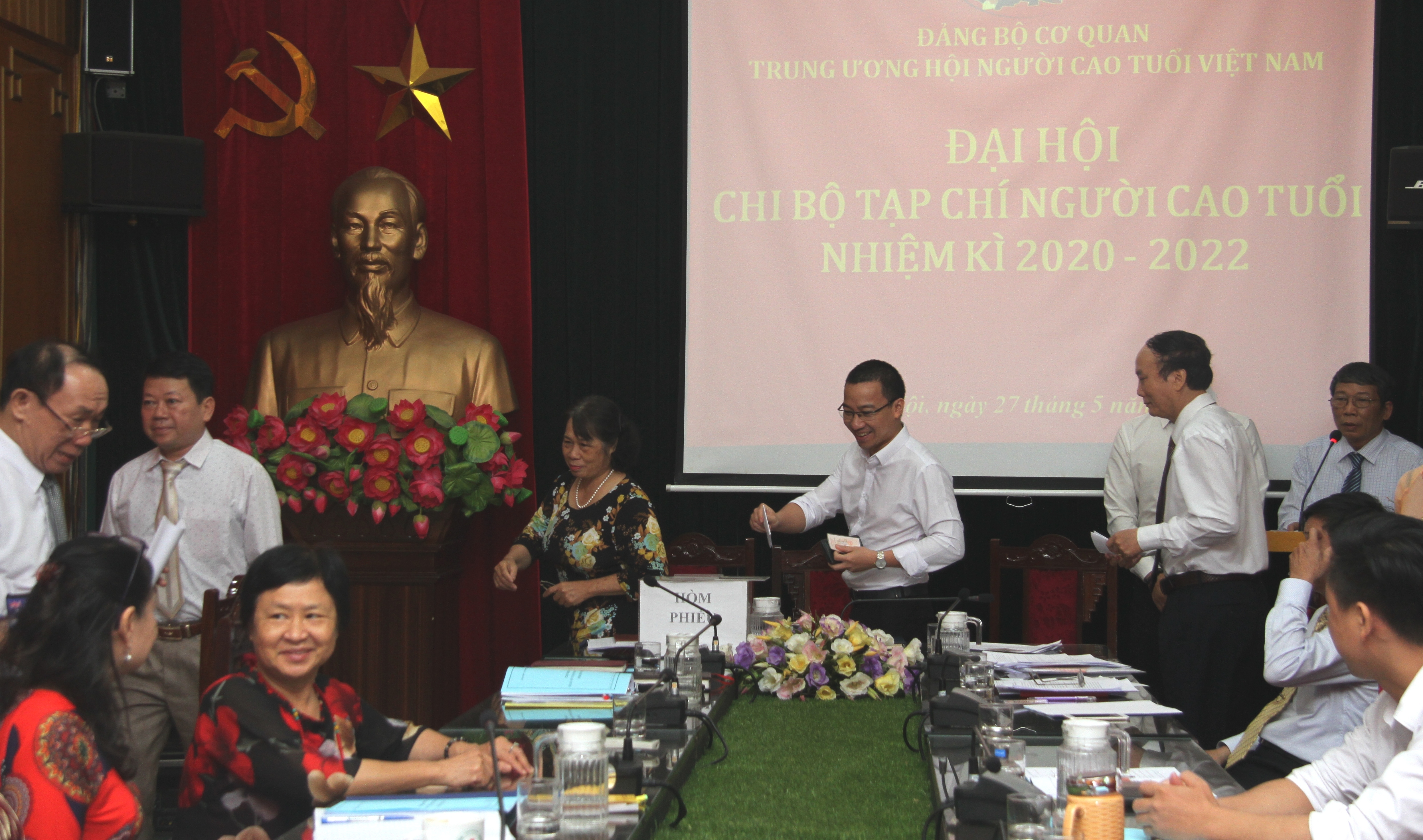 Đảng vi&ecirc;n bỏ phiếu