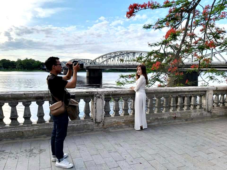 Người đi vắng cả trời chiều