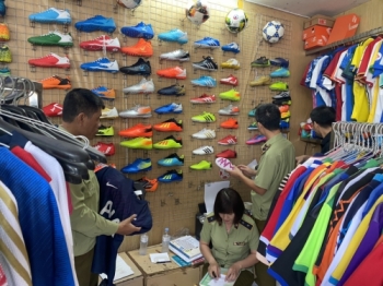 Hà Nội: Thu giữ hàng nghìn sản phẩm giả, nhái nhãn hiệu Adidas và Manchester United Limited