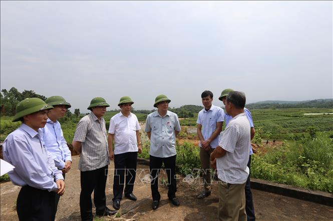 B&iacute; thư Tỉnh ủy Ph&uacute; Thọ B&ugrave;i Minh Ch&acirc;u đến hiện trường chỉ đạo c&ocirc;ng t&aacute;c xử l&yacute; khắc phục vỡ đập. Ảnh: B&aacute;o Tin tức