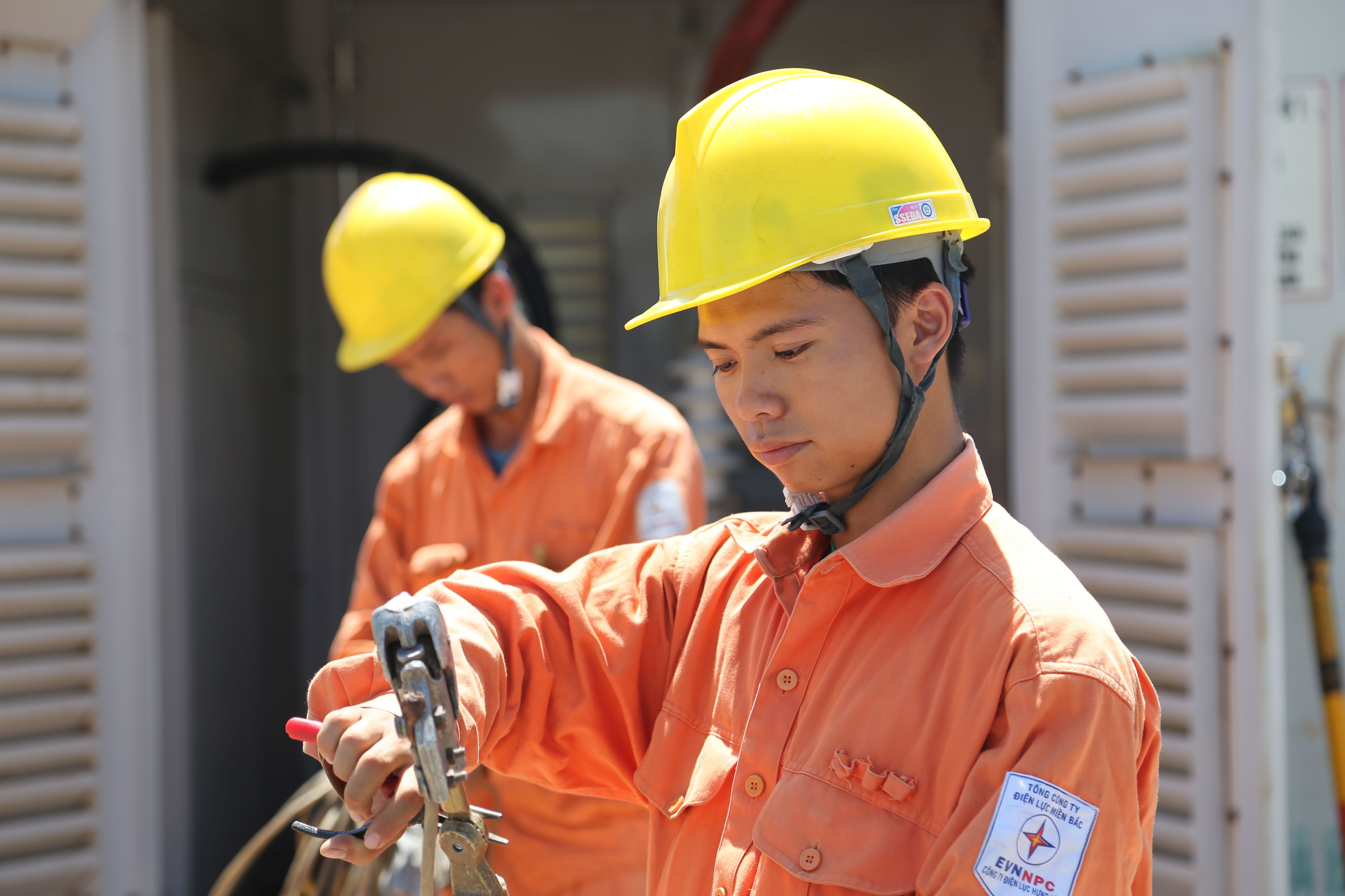 Dư luận phản ứng gay gắt việc tăng lương của tập đo&agrave;n điện lực EVN giữa đại dịch Covit-19