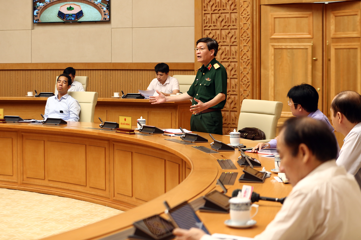Thiếu tướng Nguyễn Xu&acirc;n Ki&ecirc;n, Cục trưởng Cục Qu&acirc;n y (Bộ Quốc ph&ograve;ng) ph&aacute;t biểu tại cuộc họp. Ảnh: VGP/Đ&igrave;nh Nam