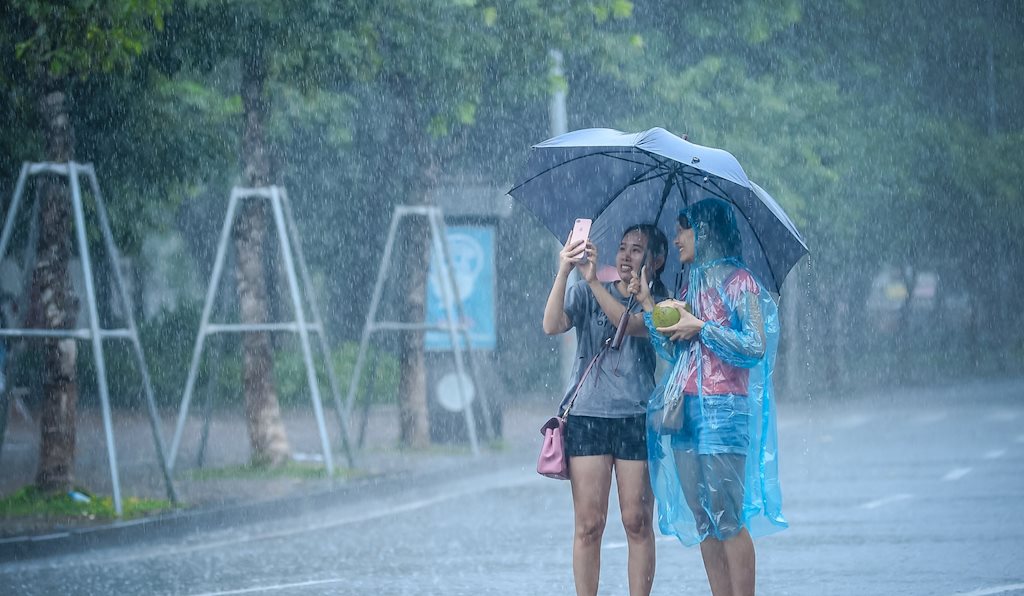 Dự b&aacute;o thời tiết ng&agrave;y mai 29/5: Miền Bắc m&aacute;t trời, miền Nam chiều tối mưa d&ocirc;ng