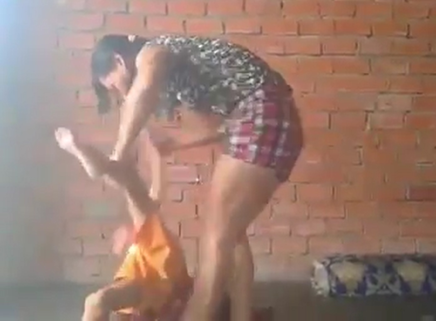 Người phụ nữ đ&aacute;nh đạp b&eacute; trai t&agrave;n bạo. Ảnh cắt từ clip