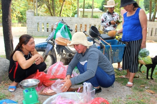 Chợ “di động” ở nông thôn miền núi sau dịch Covid-19