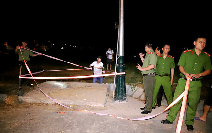 Lực lượng c&ocirc;ng an c&oacute; mặt tại hiện trường kh&aacute;m nghiệm
