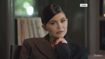 Siêu mẫu Kylie Jenner bị tước danh hiệu tỷ phú