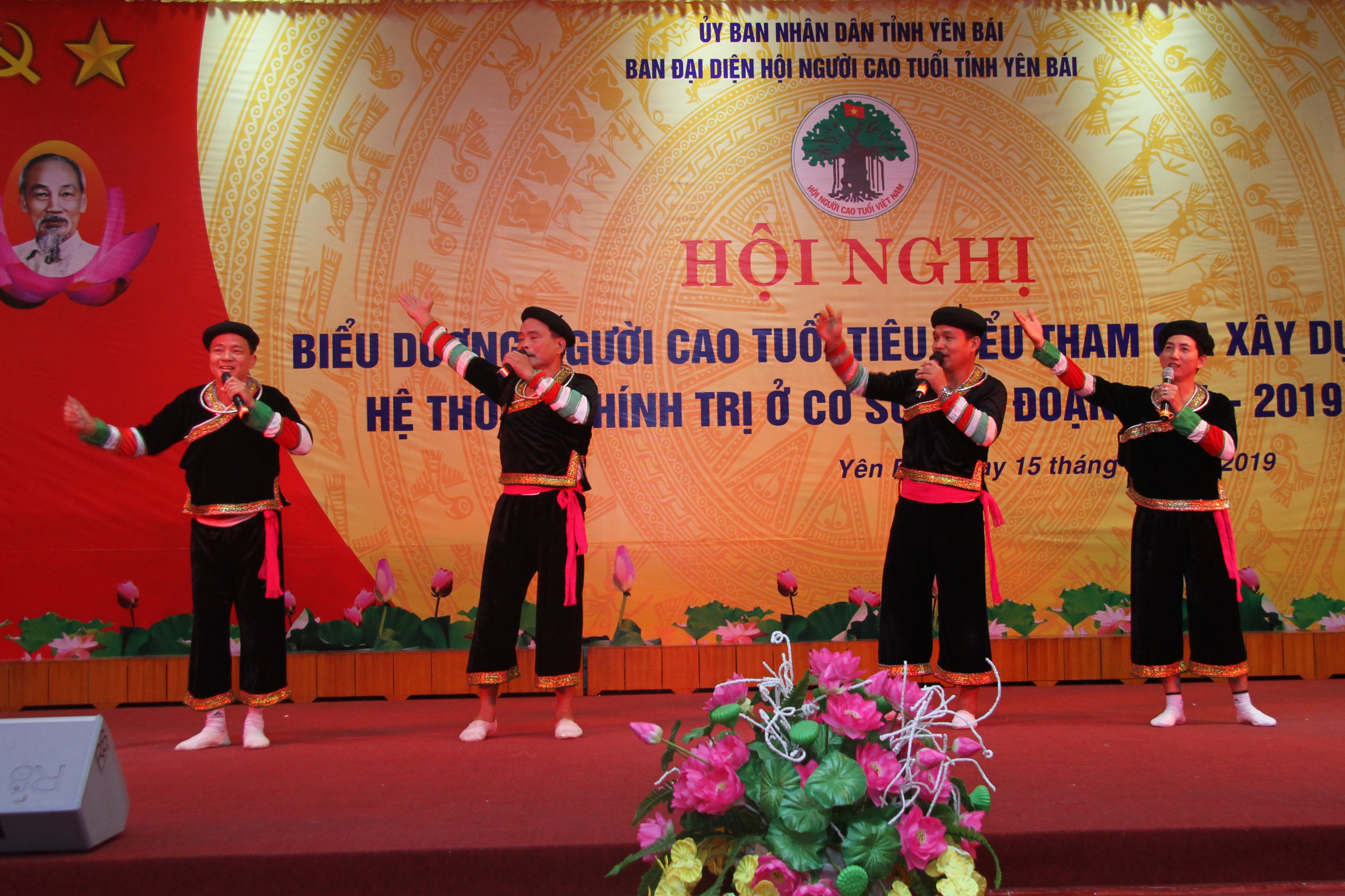 Tiết mục văn nghệ của NCT tỉnh Y&ecirc;n B&aacute;i