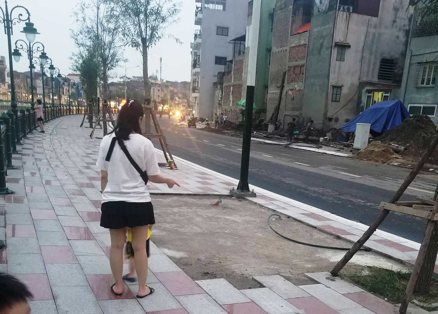 Nhiều đoạn đường đang phải th&aacute;o gạch để tu bổ lại dự &aacute;n