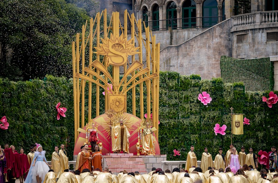 Với kịch bản được &ldquo;đo ni đ&oacute;ng gi&agrave;y&rdquo;, những m&agrave;n tr&igrave;nh diễn nghệ thuật độc nhất v&ocirc; nhị, phục trang lộng lẫy được thiết kế kỳ c&ocirc;ng&hellip; &ldquo;Vũ hội &Aacute;nh Dương&rdquo; mang đến cho du kh&aacute;ch tới B&agrave; N&agrave; Hills một &ldquo;đại tiệc nghệ thuật 5 sao&rdquo; đ&uacute;ng nghĩa.