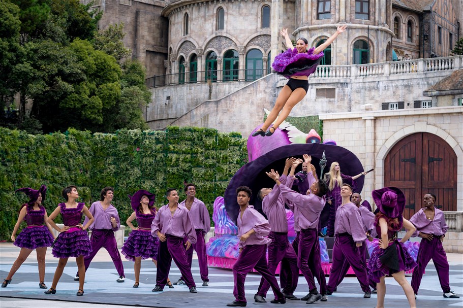 Bằng ng&ocirc;n ngữ của vũ đạo, &acirc;m nhạc, thời trang v&agrave; v&ocirc; số những loại h&igrave;nh nghệ thuật kh&aacute;c đặc sắc, hơn 200 nghệ sĩ quốc tế đ&atilde; thể hiện một c&aacute;ch sinh động c&acirc;u chuyện si&ecirc;u thực về một &ldquo;Miền đất &Aacute;nh s&aacute;ng&rdquo; với những xứ sở huyền b&iacute;.