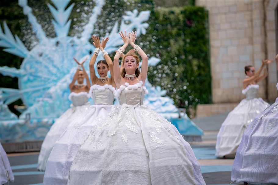 &ldquo;Cư d&acirc;n&rdquo; của mỗi xứ sở trong Miền đất &Aacute;nh s&aacute;ng đều tạo ấn tượng mạnh mẽ cho kh&aacute;n giả ngay từ những trang phục lộng lẫy, được thiết kế c&ocirc;ng phu, tỉ mỉ, cầu kỳ, mang bản sắc ri&ecirc;ng của từng v&ugrave;ng đất&hellip;