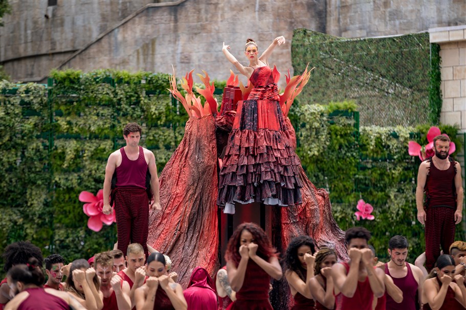 &hellip; cho tới những m&agrave;n tr&igrave;nh diễn đặc sắc như: nh&agrave;o lộn, ảo thuật, tung hứng, c&agrave; kheo...