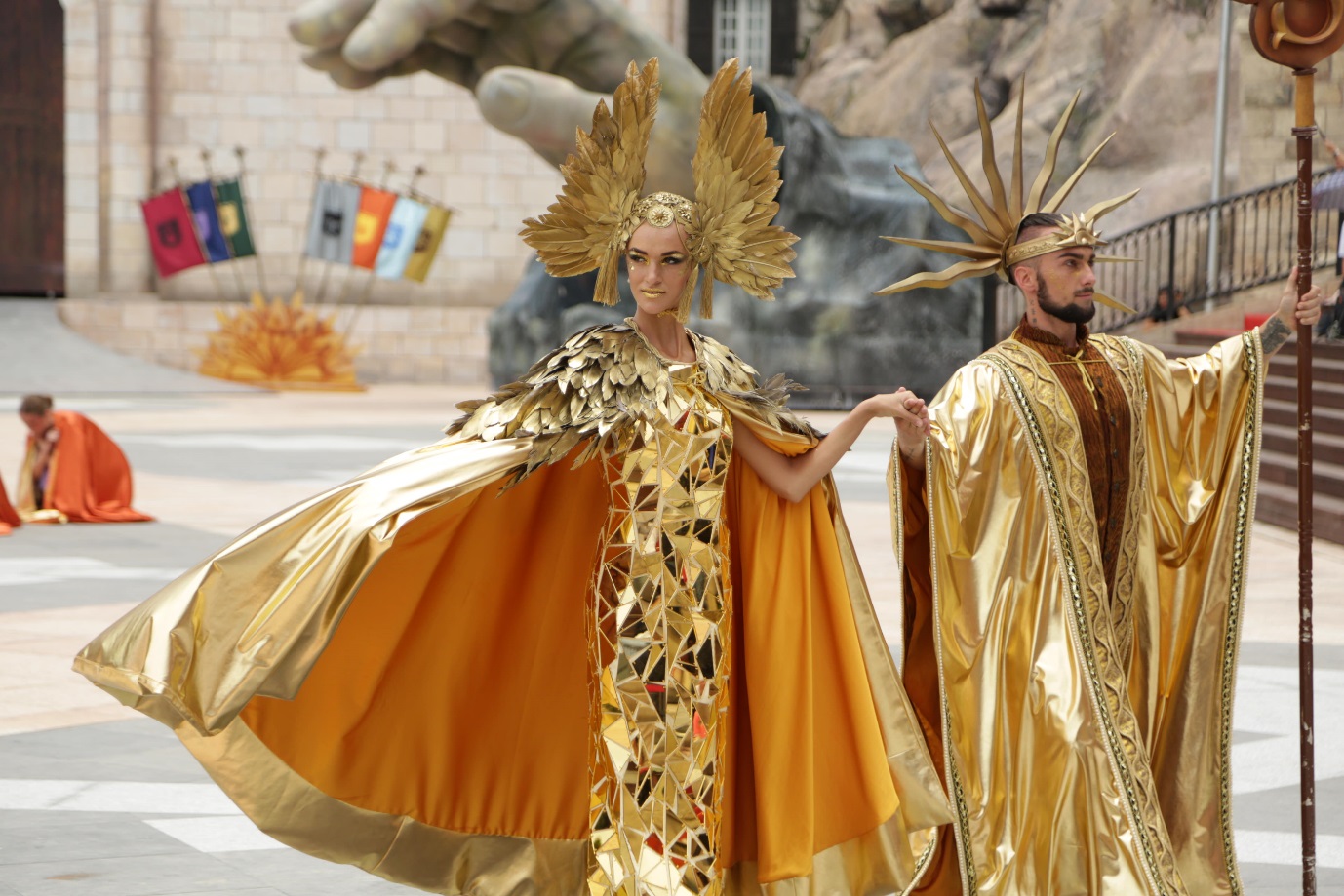 Chưa hết cho&aacute;ng ngợp trước sự xuất hiện của Thần Mặt Trời v&agrave; Ho&agrave;ng hậu Mặt Trời với sắc v&agrave;ng quyền qu&yacute;&hellip;