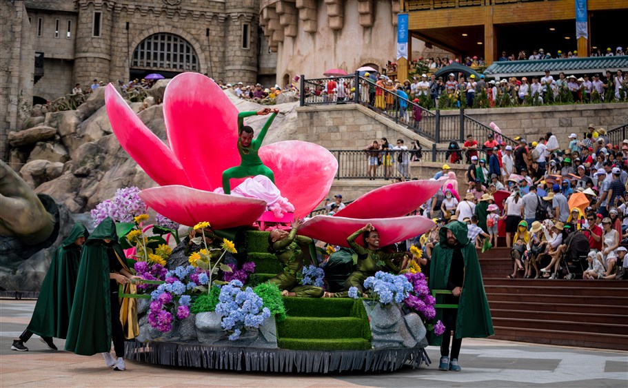 &hellip;.kh&aacute;n giả lại trầm trồ, th&aacute;n phục trước những m&agrave;n &ldquo;tranh t&agrave;i&rdquo; độc nhất v&ocirc; nhị của 8 v&ugrave;ng đất trong Miền đất &Aacute;nh S&aacute;ng như: Xứ sở Ph&eacute;p thuật, Xứ sở Băng gi&aacute;, Xứ sở Hội h&egrave;, Cổng Khổng lồ, Xứ sở mu&ocirc;n hoa, Xứ sở Huyền b&iacute;, V&ugrave;ng N&uacute;i lửa.