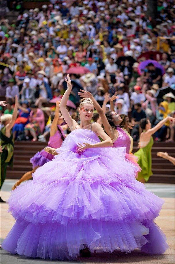 Những m&agrave;n tr&igrave;nh diễn độc đ&aacute;o của c&aacute;c nghệ sĩ đ&atilde; l&agrave;m nức l&ograve;ng người xem v&agrave; li&ecirc;n tục nhận được nhiều tr&agrave;ng ph&aacute;o tay t&aacute;n thưởng kh&ocirc;ng ngớt. &ldquo;Xuất sắc v&agrave; qu&aacute; chuy&ecirc;n nghiệp! Chưa bao giờ t&ocirc;i được xem một show diễn hấp dẫn như thế tại Việt Nam. Thực sự cứ ngỡ đang được xem show giải tr&iacute; ở trời T&acirc;y&rdquo;- anh Phạm T&ugrave;ng &ndash; du kh&aacute;ch đến từ H&agrave; Nội chia sẻ.