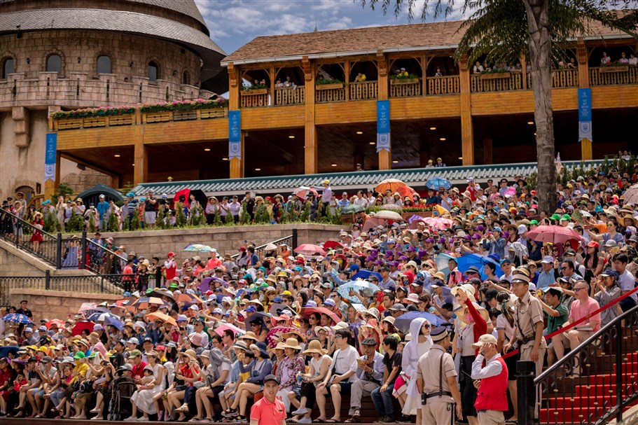 Khu&ocirc;n vi&ecirc;n với sức chứa 3000 người được lấp k&iacute;n to&agrave;n bộ chỗ, thậm ch&iacute;, nhiều du kh&aacute;ch phải đứng tr&agrave;n sang hai c&aacute;nh s&acirc;n khấu để theo d&otilde;i trọn vẹn tất cả c&aacute;c m&agrave;n tr&igrave;nh diễn&hellip;..