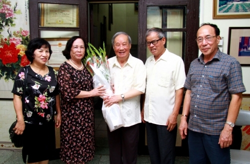 Chủ tịch Phạm Thị Hải Chuyền thăm, chúc mừng cựu Ủy viên Bộ Chính trị, cựu Chủ tịch TW Hội Vũ Oanh: NCT nêu tấm gương sáng xây dựng và bảo vệ Tổ quốc