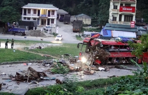 Chưa làm rõ được 'giấy khai sinh' xe tải biển số Lào gây tai nạn Hòa Bình