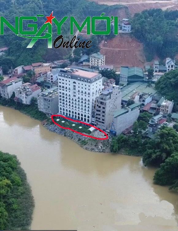 Mặc sau c&ocirc;ng tr&igrave;nh lấn chiếm h&agrave;ng trăm m2 đất s&ocirc;ng L&ocirc; của Kh&aacute;ch sạn Phoenix v&agrave; C&ocirc;ng ty TNHHSX v&agrave; Thương mại Đ&ocirc;ng &Aacute;