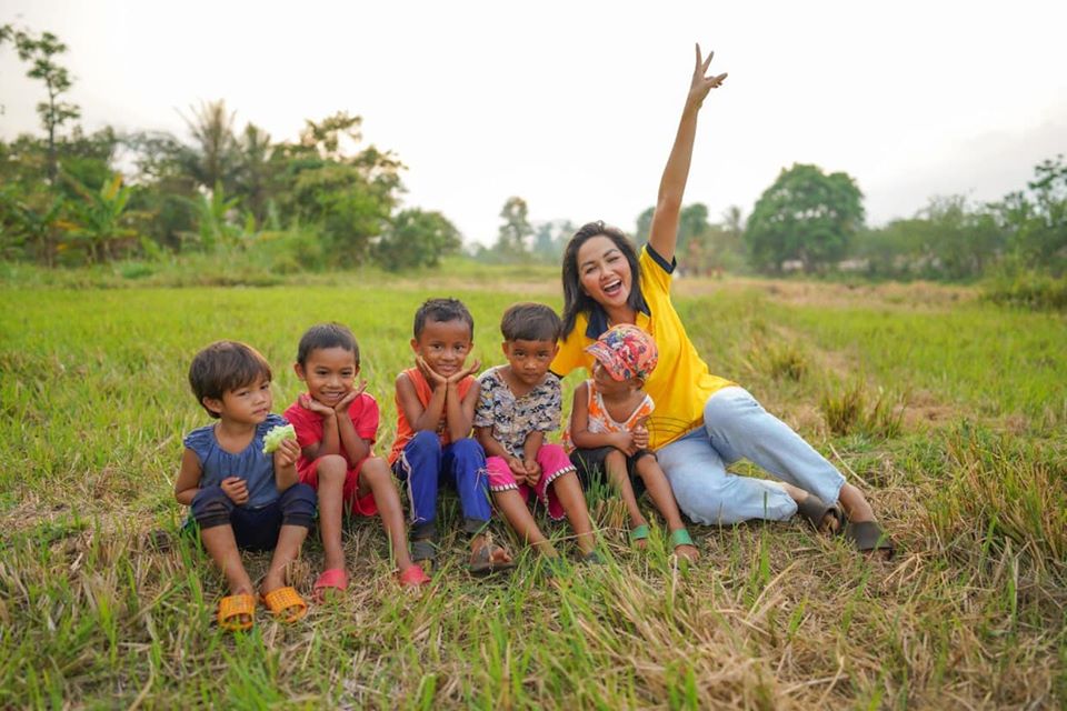 Hoa hậu H'Hen Niê giản dị vui đùa cùng trẻ mừng ngày Quốc tế Thiếu nhi