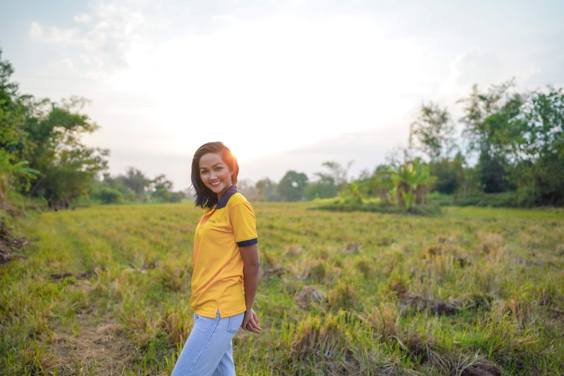 Hoa hậu H'Hen Niê giản dị vui đùa cùng trẻ mừng ngày Quốc tế Thiếu nhi