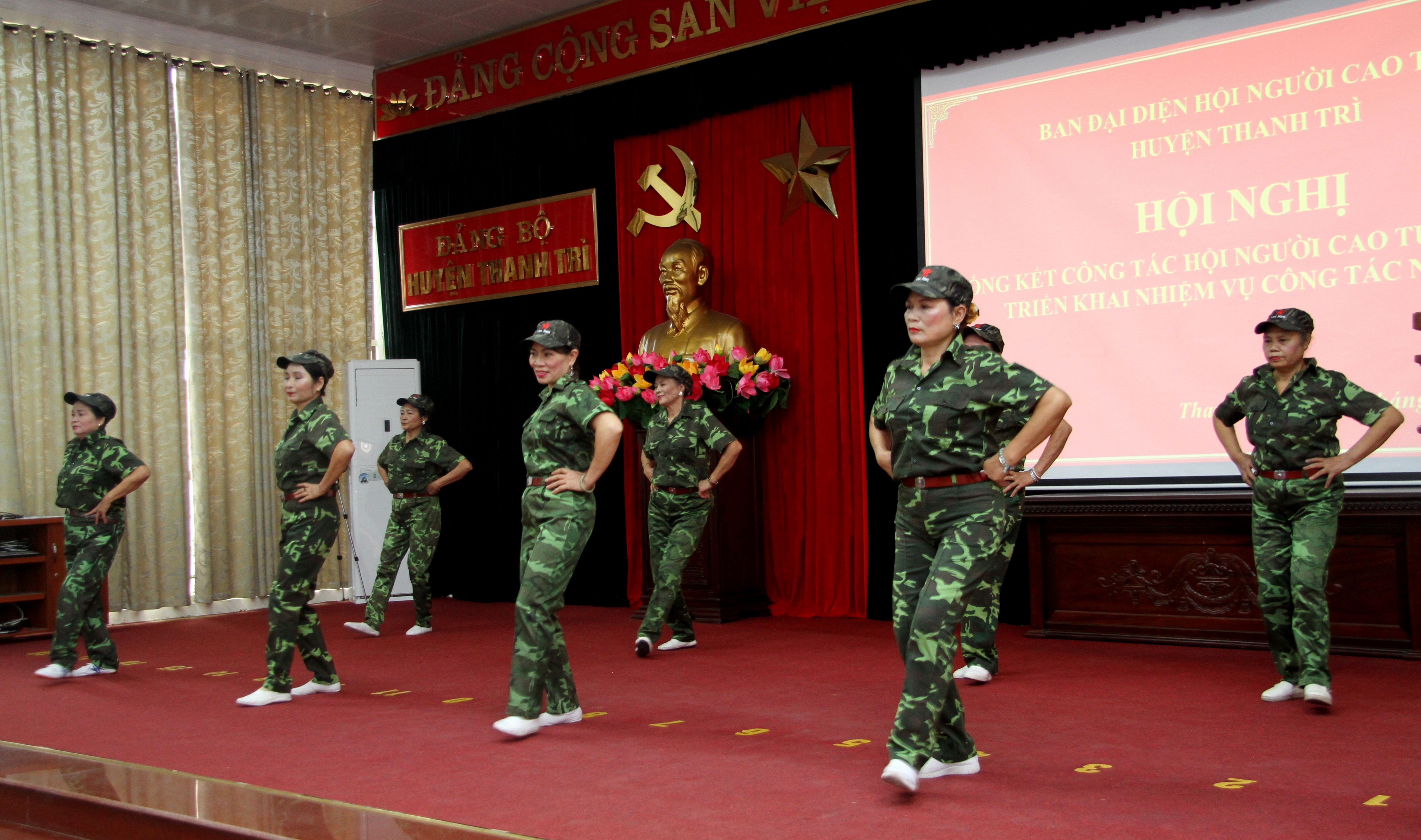 NCT huyện Thanh Tr&igrave; biểu diễn dưỡng sinh