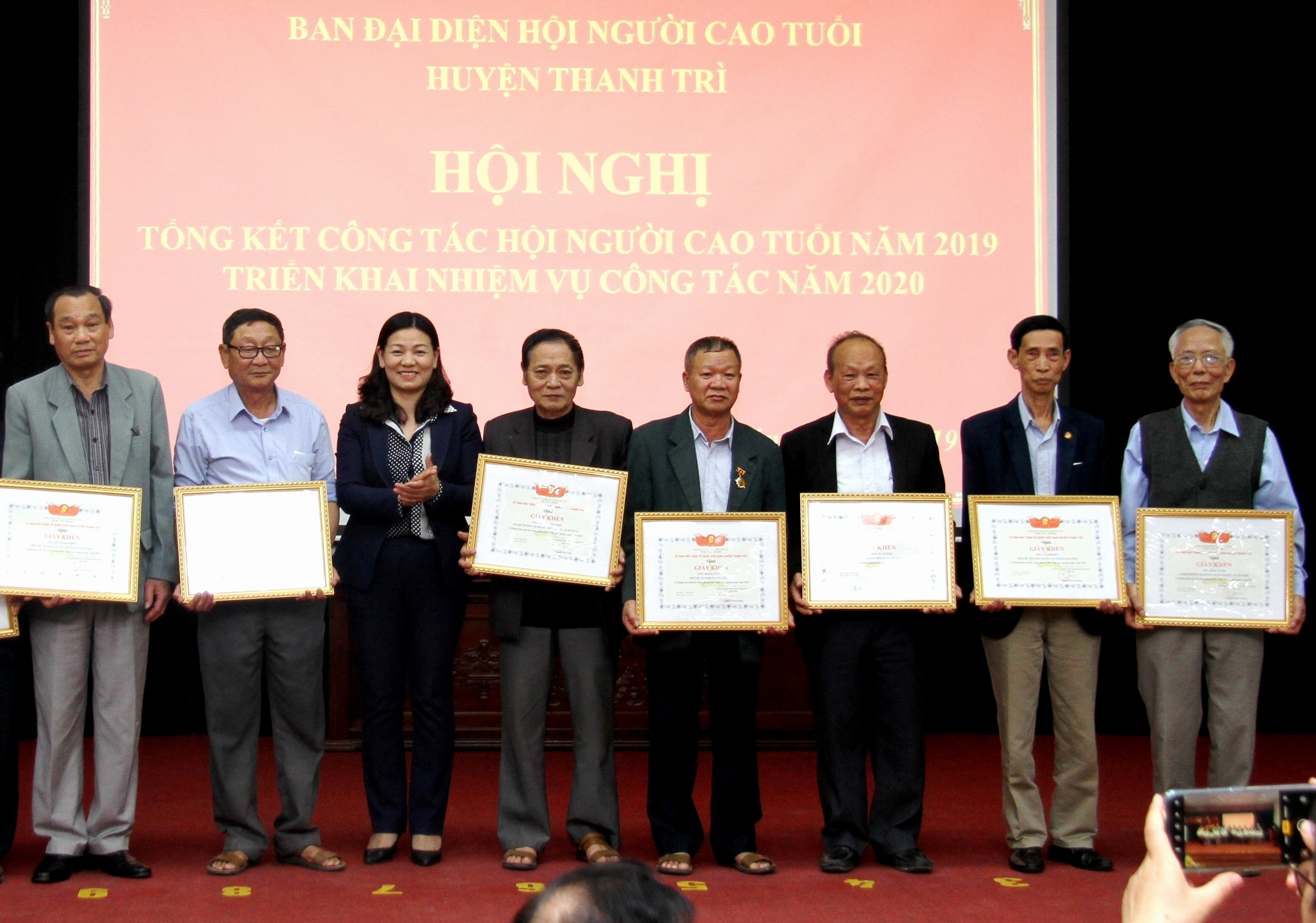 Nhiều c&aacute; nh&acirc;n xuất sắc được khen thưởng