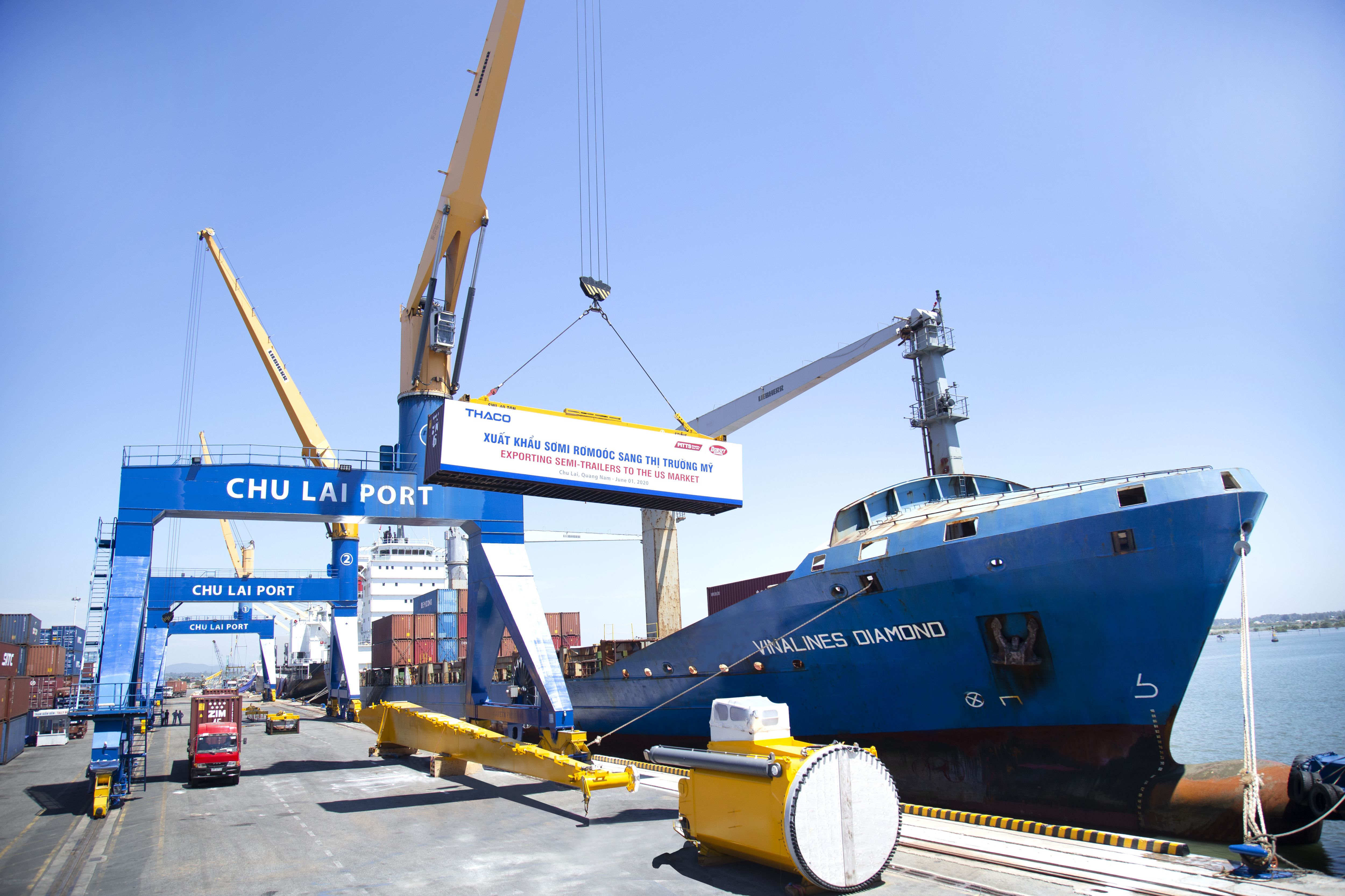 Sơmi rơmo&oacute;c đang được xếp l&ecirc;n t&agrave;u tại Cảng Chu Lai