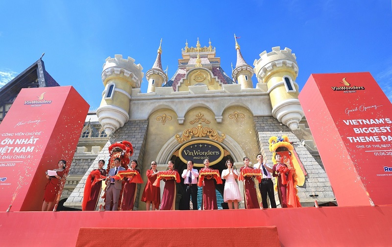 Nghi thức cắt băng khai trương &ldquo;bom tấn giải tr&iacute; h&egrave;&rdquo; VinWonders Ph&uacute; Quốc