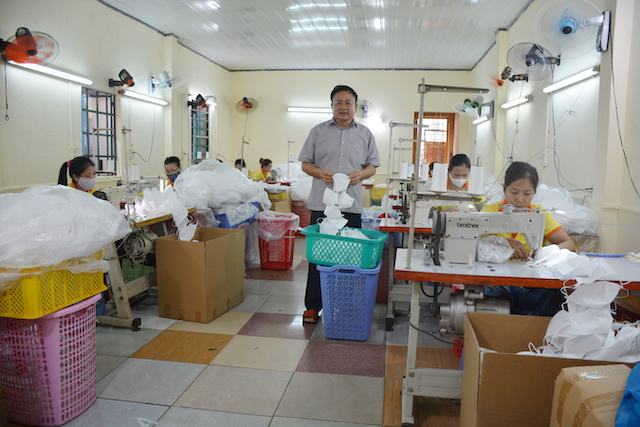 &Ocirc;ng Nguyễn Xu&acirc;n Sơn tại bộ phận may khẩu trang của C&ocirc;ng ty Hương Quế