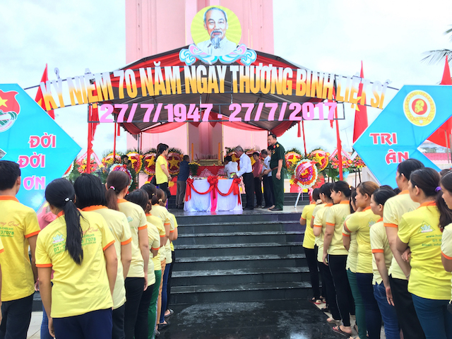 C&ocirc;ng ty Hương Quế d&acirc;ng hương tưởng niệm c&aacute;c anh h&ugrave;ng liệt sĩ tại Nghĩa trang Liệt sĩ quận Li&ecirc;n Chiểu, Đ&agrave; Nẵng