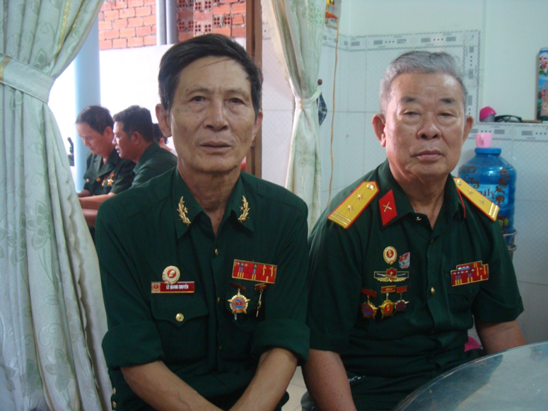 Đ/c L&ecirc; Quang Truyền người b&ecirc;n tr&aacute;i c&ugrave;ng đồng đội