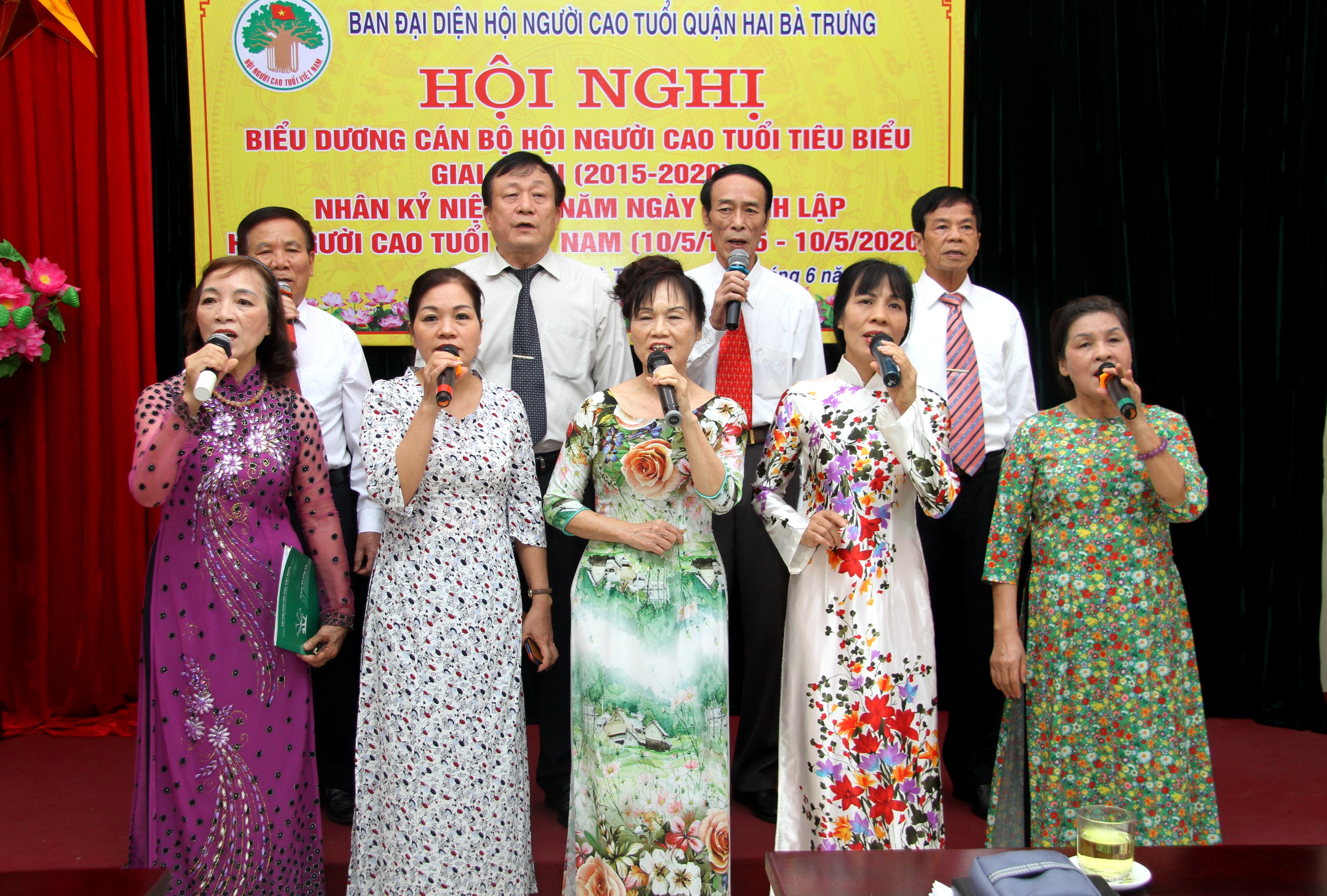 Văn nghệ ch&agrave;o mừng