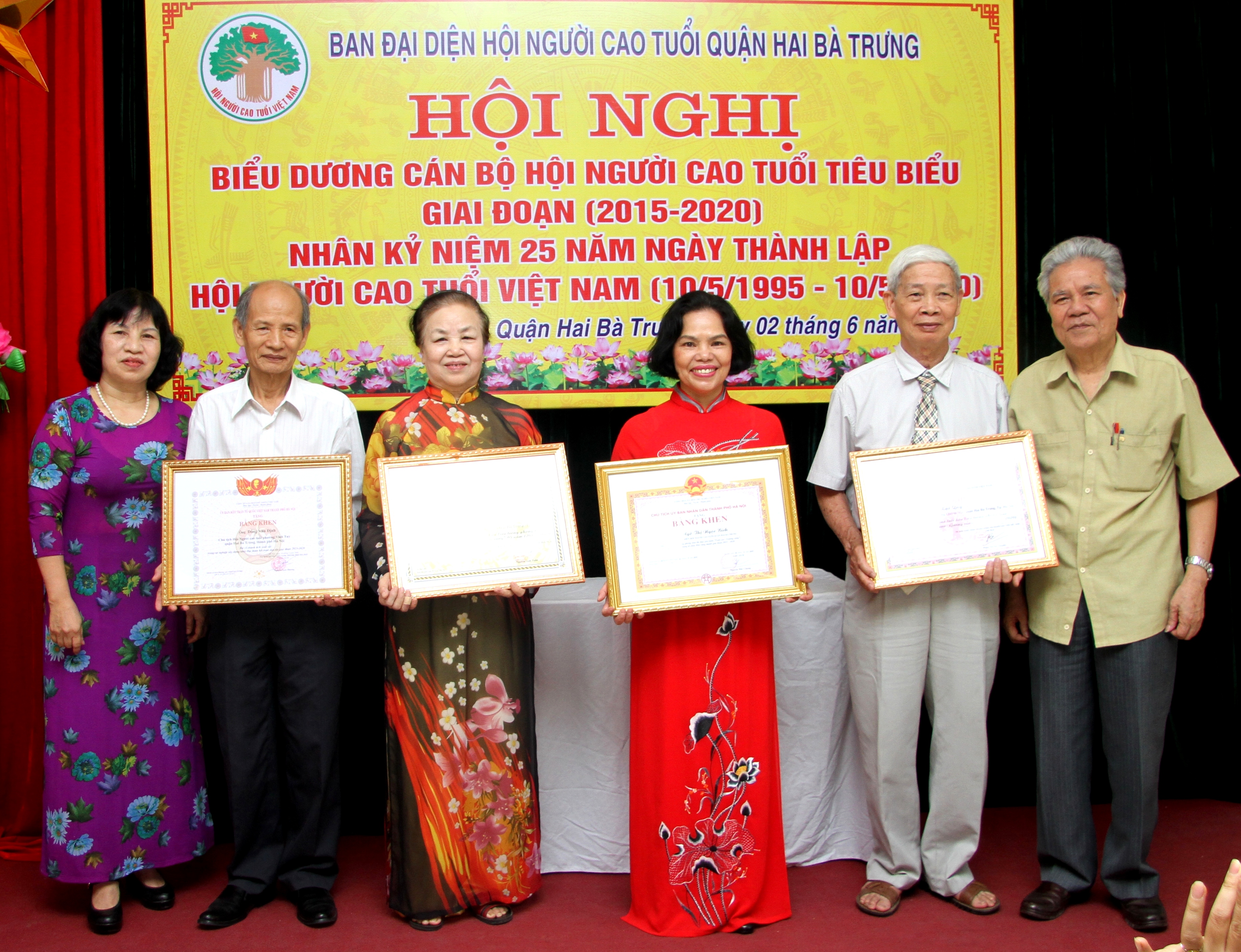 Khen thưởng c&aacute;c c&aacute; nh&acirc;n xuất sắc