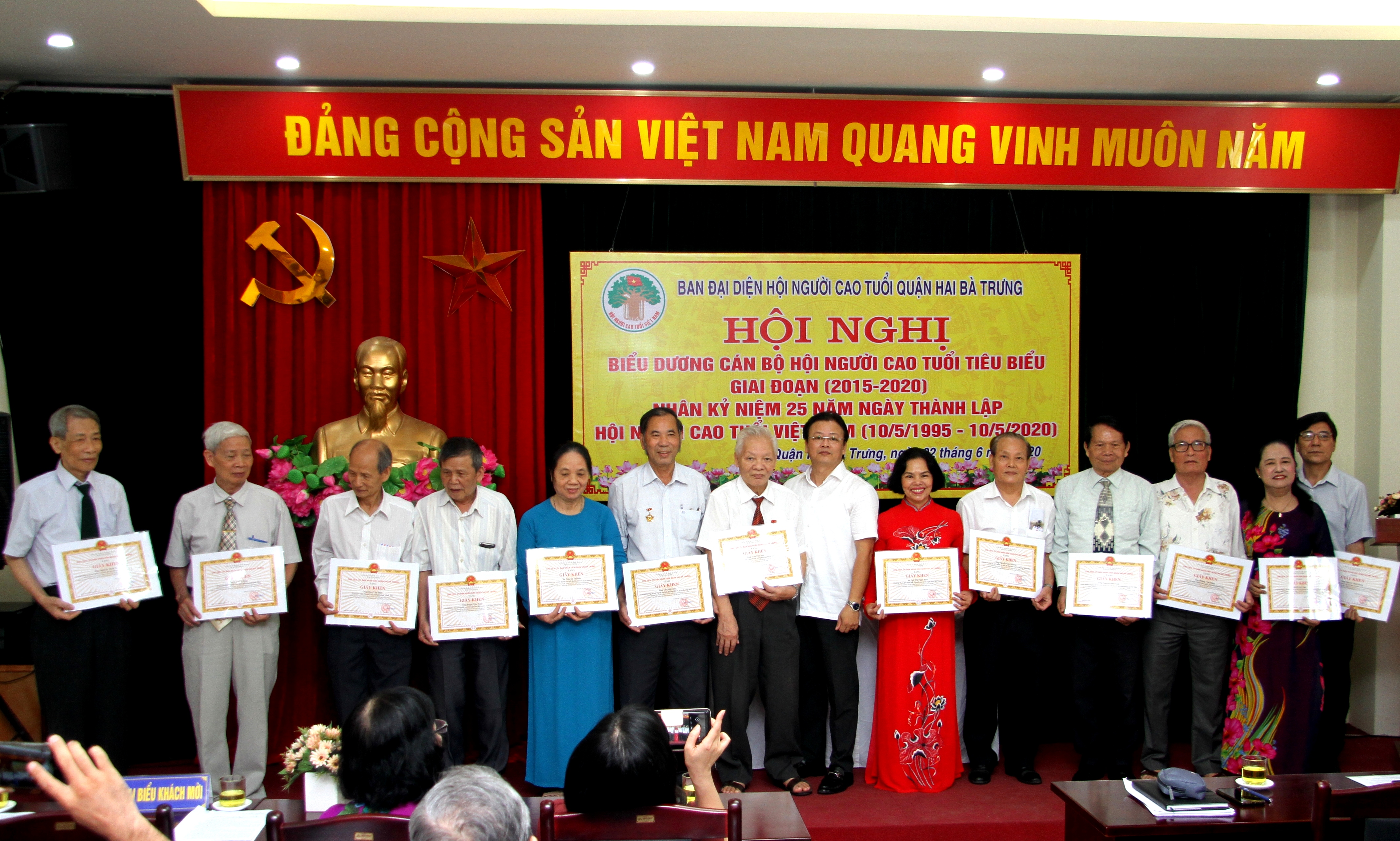 Khen thưởng c&aacute;c c&aacute; nh&acirc;n xuất sắc