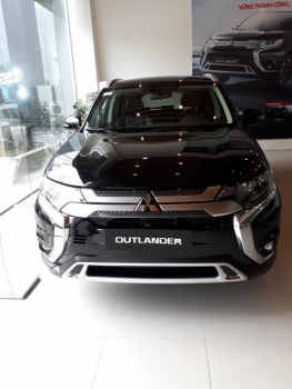 Xả kho Mitsubishi Outlander 2018 giá 900 triệu