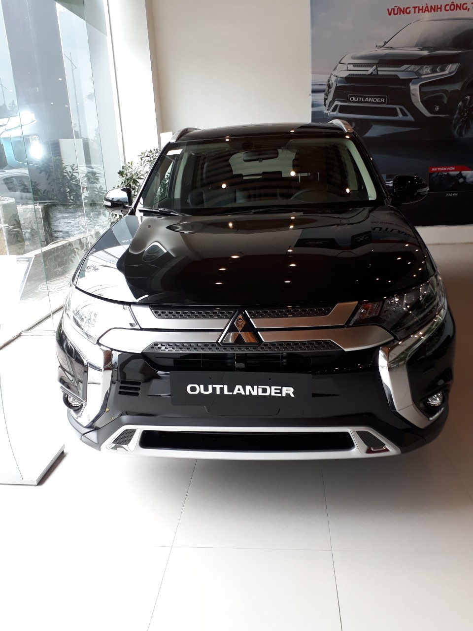 Xả kho Mitsubishi Outlander 2018 giá 900 triệu