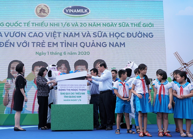 Ph&oacute; Chủ tịch nước Đặng Thị Ngọc Thịnh c&ugrave;ng c&aacute;c đại biểu mở m&oacute;n qu&agrave; đặc biệt d&agrave;nh tặng c&aacute;c em học sinh nh&acirc;n ng&agrave;y tết thiếu nhi