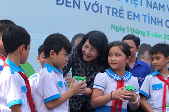 C&aacute;c em học sinh tỉnh Quảng Nam đ&oacute;n nhận m&oacute;n qu&agrave; đặc biệt do Ph&oacute; chủ tịch nước Đặng Thị Ngọc Thịnh nh&acirc;n ng&agrave;y tết thiếu nhi