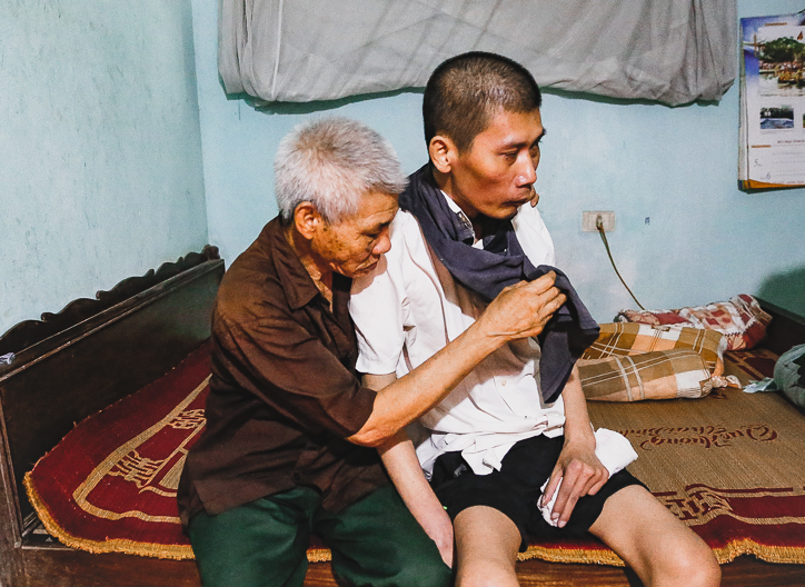 Anh Nguyễn Văn H&ugrave;ng &ndash; Phường Ngọc Ch&acirc;u, tỉnh Hải Dương, bị liệt 5 năm nay sau khi bị tai nạn lao động