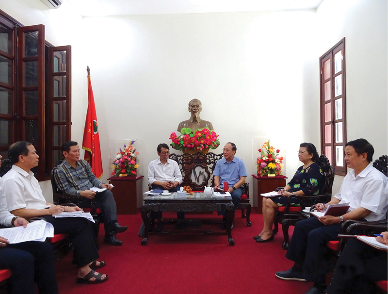 Nâng cao nhận thức của gia đình, xã hội về chăm sóc sức khỏe NCT