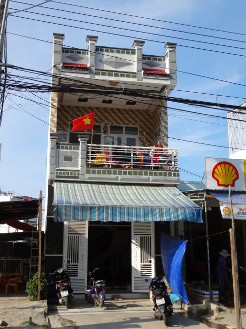 Căn nh&agrave; của vợ chồng &ocirc;ng Huy v&agrave; b&agrave; Thuỳ bị k&ecirc; bi&ecirc;n