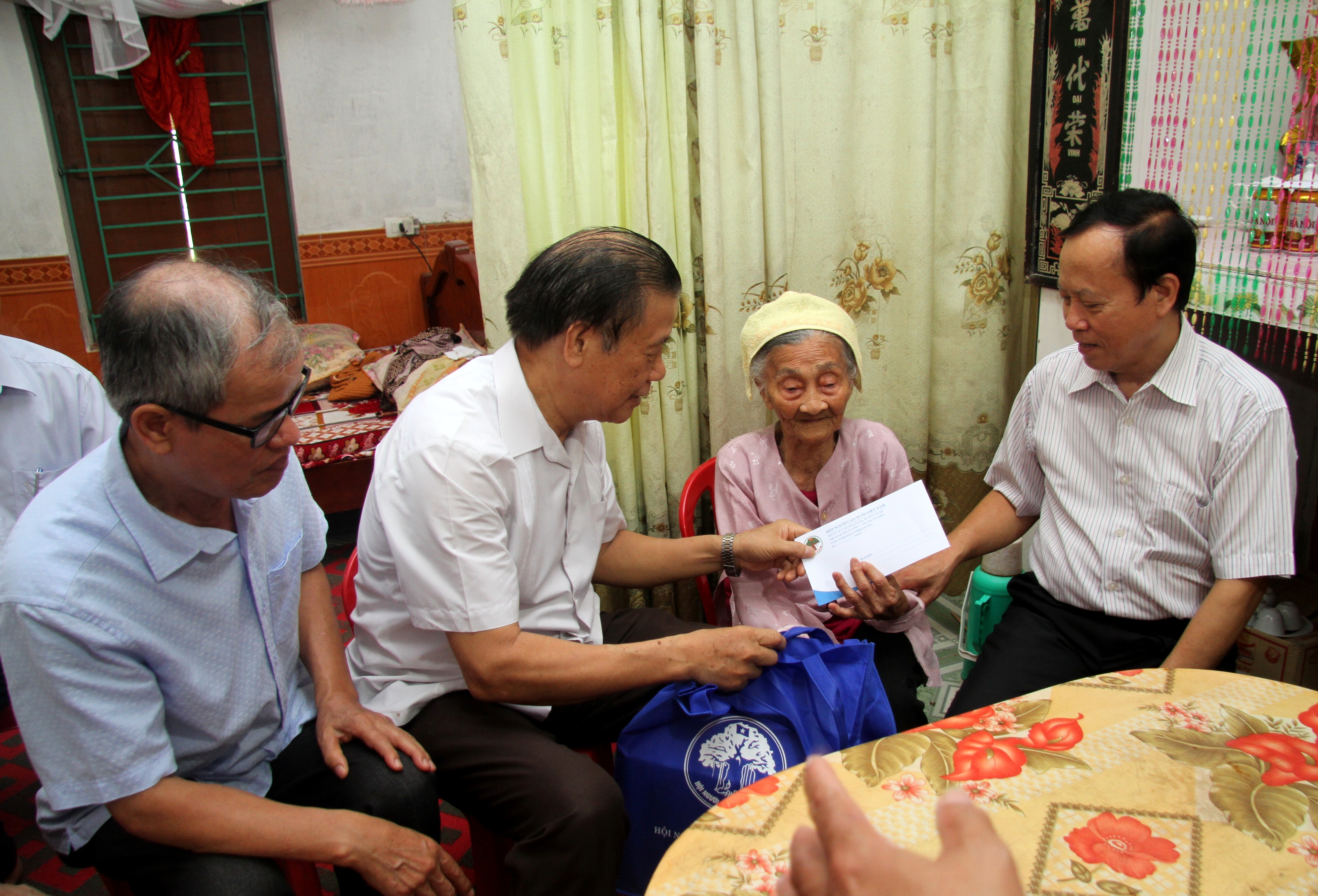Ph&oacute; Chủ tịch Thường trực Đ&agrave;m Hữu Đắc tặng qu&agrave; cụ Vũ Thị Lụa ở tỉnh Th&aacute;i B&igrave;nh