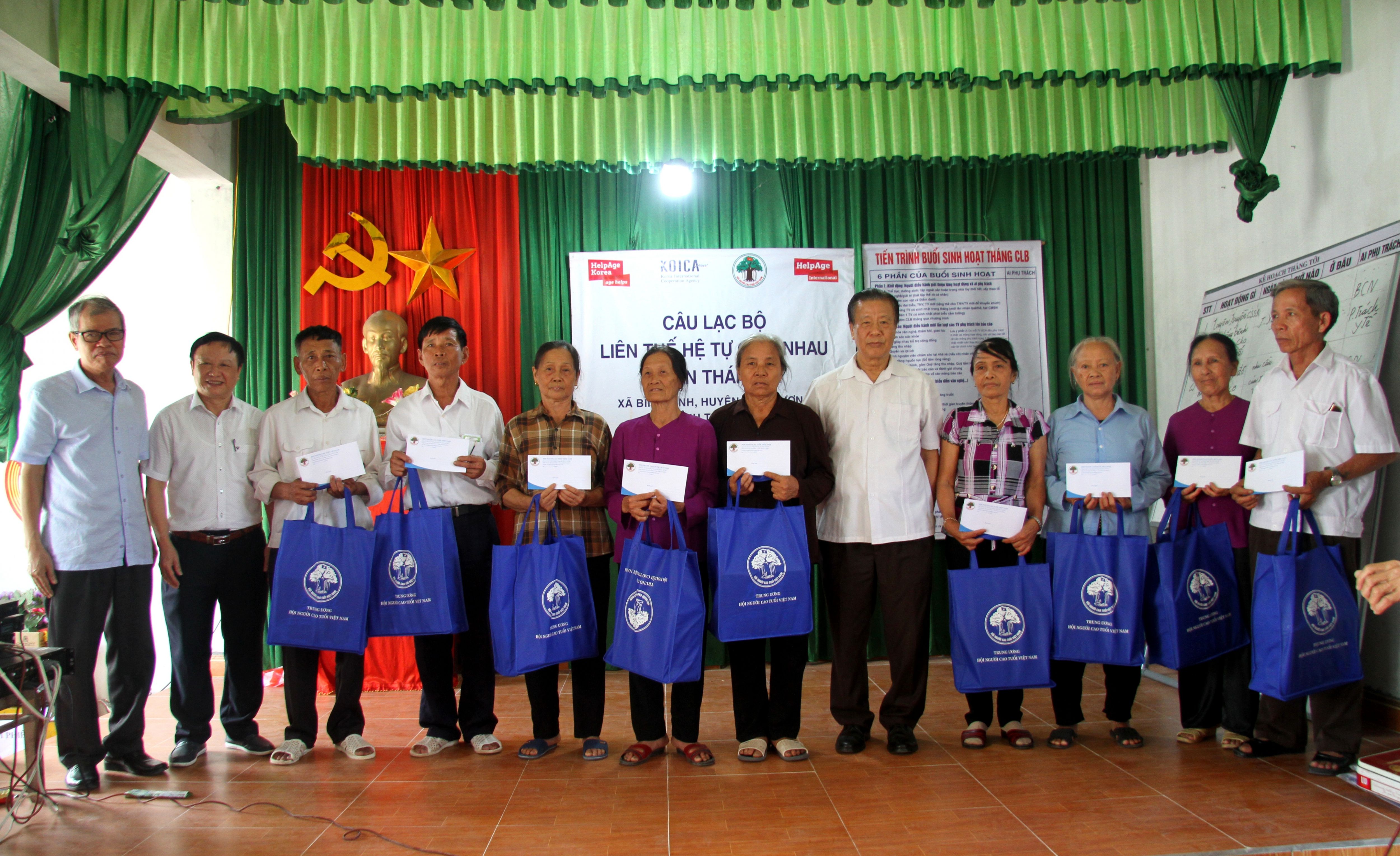 Ph&oacute; Chủ tịch Thường trực Đ&agrave;m Hữu Đắc tặng qu&agrave; c&aacute;c th&agrave;nh vi&ecirc;n kh&oacute; khăn của CLB LTHTGN tỉnh Th&aacute;i B&igrave;nh